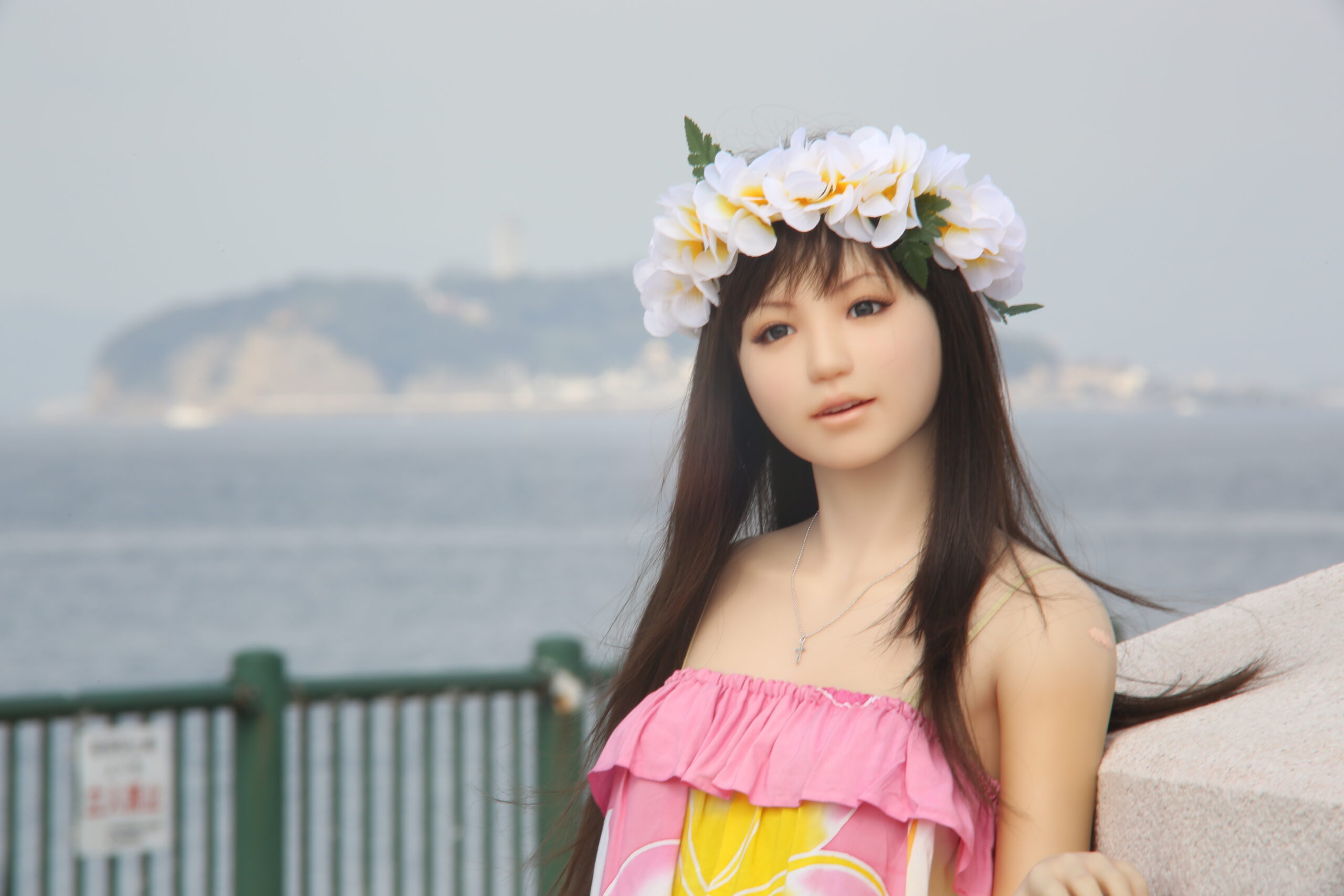 夏の海辺で撮影されたラブドール写真