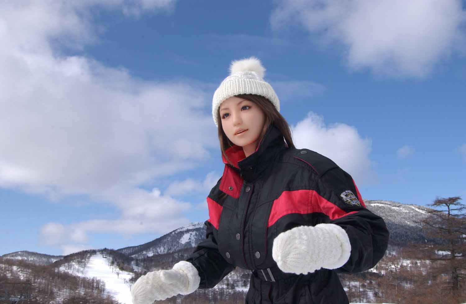 雪山で撮影されたラブドール